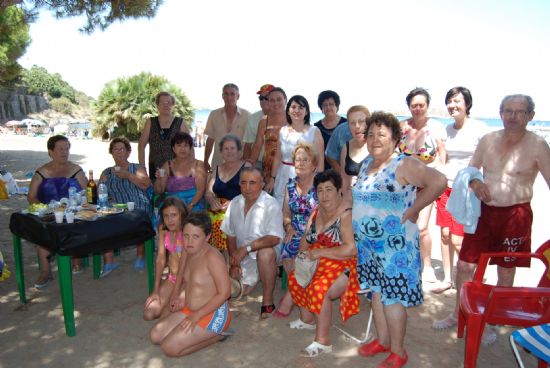 AUTORIDADES MUNICIPALES VISITAN A LAS PERSONAS MAYORES QUE PARTICIPAN EN EL PROGRAMA DE VIAJES "ìVENTE A LA PLAYA!", QUE SE DESARROLLA DURANTE LOS MESES DE VERANO, EN LA CALA DEL PINO DE LA MANGA DEL MAR MENOR