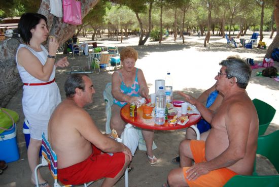 AUTORIDADES MUNICIPALES VISITAN A LAS PERSONAS MAYORES QUE PARTICIPAN EN EL PROGRAMA DE VIAJES "ìVENTE A LA PLAYA!", QUE SE DESARROLLA DURANTE LOS MESES DE VERANO, EN LA CALA DEL PINO DE LA MANGA DEL MAR MENOR