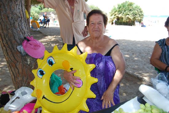 AUTORIDADES MUNICIPALES VISITAN A LAS PERSONAS MAYORES QUE PARTICIPAN EN EL PROGRAMA DE VIAJES "ìVENTE A LA PLAYA!", QUE SE DESARROLLA DURANTE LOS MESES DE VERANO, EN LA CALA DEL PINO DE LA MANGA DEL MAR MENOR