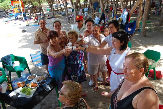 AUTORIDADES MUNICIPALES VISITAN A LAS PERSONAS MAYORES QUE PARTICIPAN EN EL PROGRAMA DE VIAJES "ìVENTE A LA PLAYA!", QUE SE DESARROLLA DURANTE LOS MESES DE VERANO, EN LA CALA DEL PINO DE LA MANGA DEL MAR MENOR