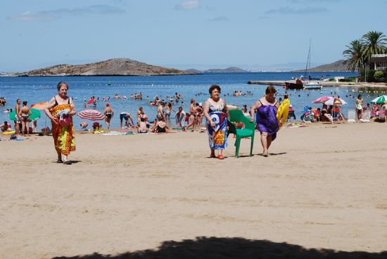 AUTORIDADES MUNICIPALES VISITAN A LAS PERSONAS MAYORES QUE PARTICIPAN EN EL PROGRAMA DE VIAJES "ìVENTE A LA PLAYA!", QUE SE DESARROLLA DURANTE LOS MESES DE VERANO, EN LA CALA DEL PINO DE LA MANGA DEL MAR MENOR