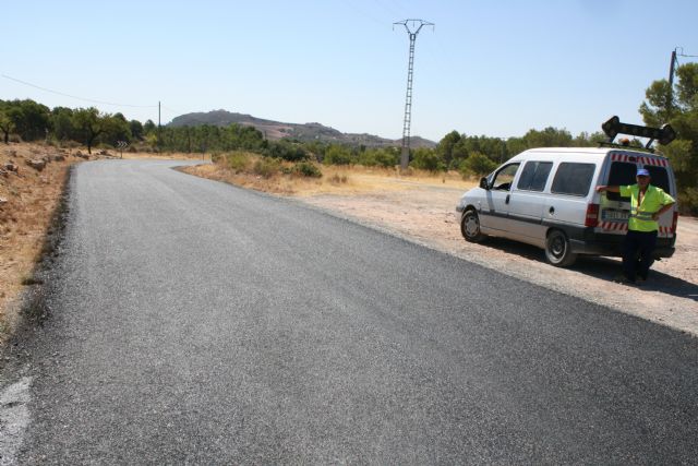 La carretera RM-503, que une Totana y Aledo, se prepara para recibir la Vuelta Ciclista a Espaa mediante la reparacin del firme en la zona de Las Alqueras