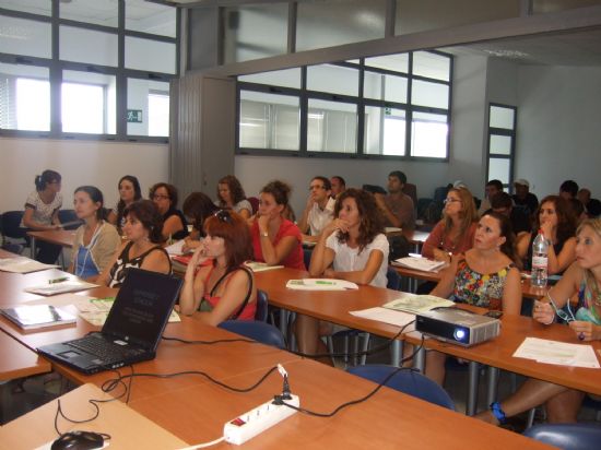 MÁS DE TREINTA PERSONAS PARTICIPAN EN EL TALLER "E-CREATIVA PARA EMPEZAR" A TRAVÉS DEL CUAL SE HAN OFRECIDO LAS CLAVES PARA LA IMPLANTACIÓN DE UN NEGOCIO DIGITAL