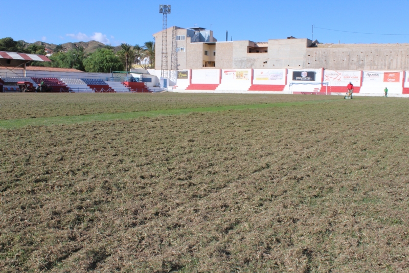 La Concejala de Deportes acomete la resiembra de invierno del csped del estadio municipal Juan Cayuela, que no se podr utilizar hasta enero