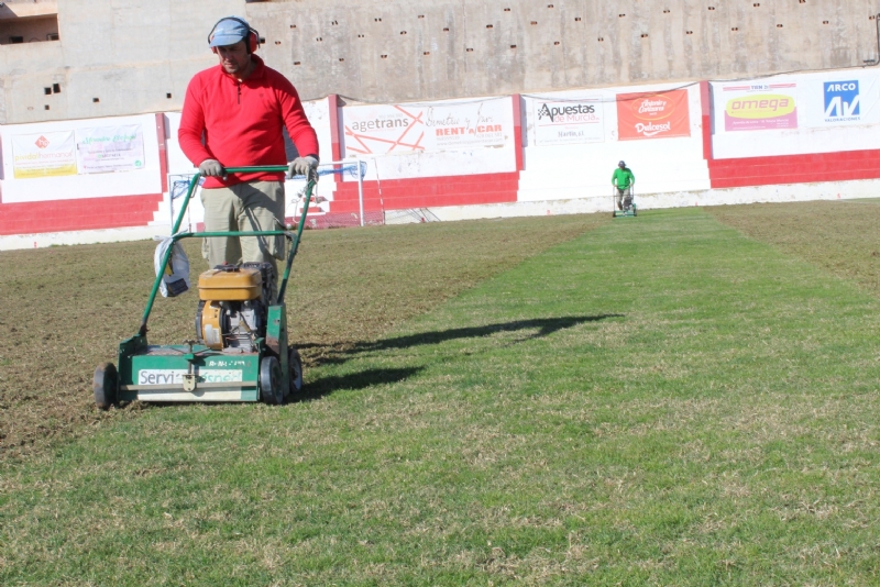 La Concejala de Deportes acomete la resiembra de invierno del csped del estadio municipal Juan Cayuela, que no se podr utilizar hasta enero