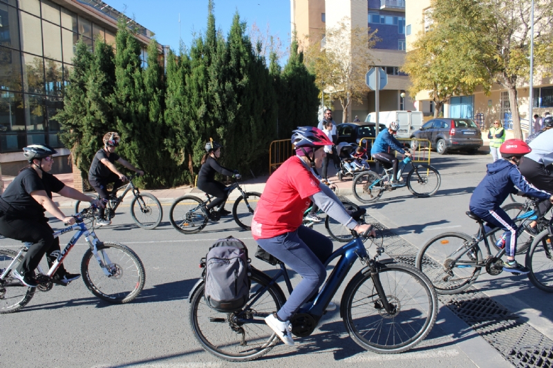 El Día de la Bicicleta reúne a más de 400 participantes en una jornada familiar en la que se sortearon vales en material deportivo, descuentos para la revisión de bicis, 11 cascos y tres bicicletas
