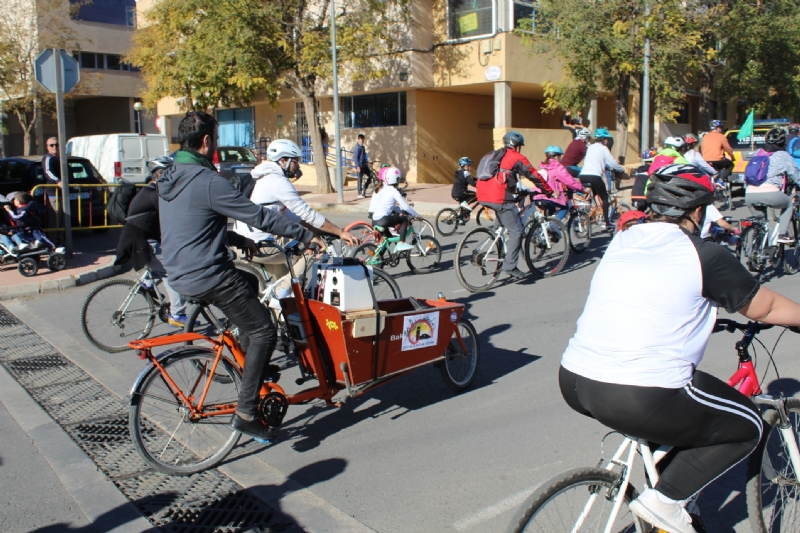 El Da de la Bicicleta rene a ms de 400 participantes en una jornada familiar en la que se sortearon vales en material deportivo, descuentos para la revisin de bicis, 11 cascos y tres bicicletas
