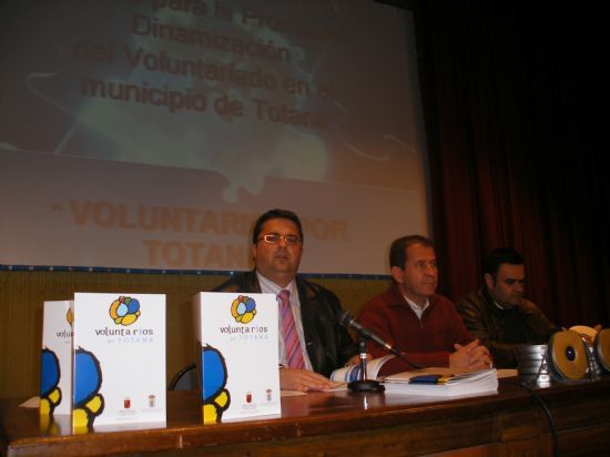 LAS AUTORIDADES LOCALES HACEN ENTREGA DEL CARNET DE VOLUNTARIO A MS DE UN CENTENAR DE VECINOS QUE DESARROLLAN ACCIONES VOLUNTARIAS Y ASOCIACIONES SIN NIMO DE LUCRO DE TOTANA
