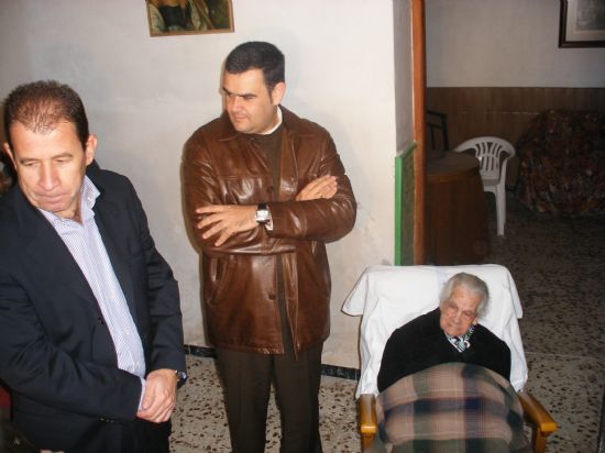 EL ALCALDE Y EL CONCEJAL DE SERVICIOS A LA CIUDAD VISITAN LOS DOMICILIOS DE ANCIANOS PARA FELICITARLES LA NAVIDAD Y ENTREGARLES UNOS DULCES