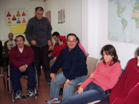 EL ALCALDE EN FUNCIONES FELICITA LA NAVIDAD Y ENTREGA UNA CAJA DE DULCES ARTESANOS A LOS ALUMNOS DEL CENTRO OCUPACIONAL JOS MOY