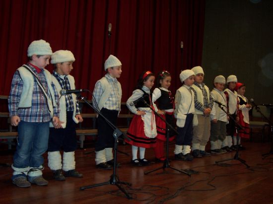 LOS ALUMNOS DE LA ESCUELA MUNICIPAL DE MSICA DELEITAN A SUS FAMILIARES CON EL TRADICIONAL CONCIERTO DE VILLANCIOS POPULARES CELEBRADO EN LA CRCEL