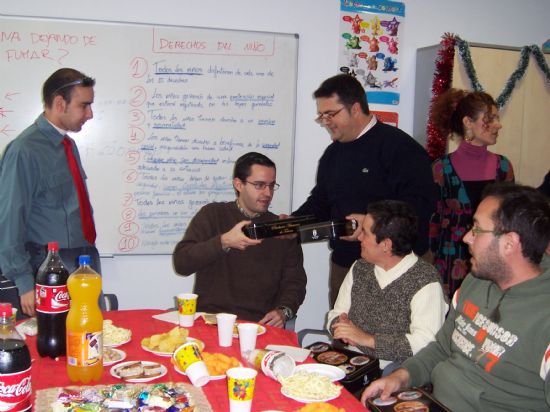 ALUMNOS Y PROFESORES DEL SERVICIO MUNICIPAL DE APOYO PSICOSOCIAL CELEBRAN LA LLEGADA DE LA NAVIDAD CON LA PRESENCIA DEL ALCALDE EN FUNCIONES
