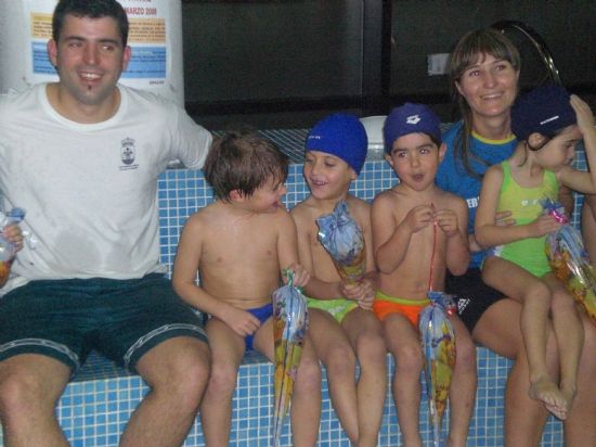 LA CONCEJALA DE DEPORTES CLAUSURA CON UNA FIESTA SORPRESA DE NAVIDAD EL PRIMER TRIMESTRE DE LAS ACTIVIDADES ACUTICAS INFANTIL DE LA PISCINA CUBIERTA 