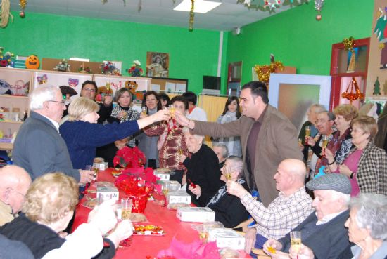 AUTORIDADES MUNICIPALES FELICITAN LA PASCUA NAVIDEÑA A LOS USUARIOS DEL SERVICIO DE ESTANCIAS DIURNAS DEL CENTRO DE ALZHEIMER Y DEL CENTRO MUNICIPAL DE PERSONAS MAYORES