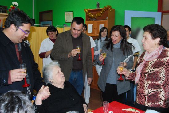 AUTORIDADES MUNICIPALES FELICITAN LA PASCUA NAVIDEÑA A LOS USUARIOS DEL SERVICIO DE ESTANCIAS DIURNAS DEL CENTRO DE ALZHEIMER Y DEL CENTRO MUNICIPAL DE PERSONAS MAYORES