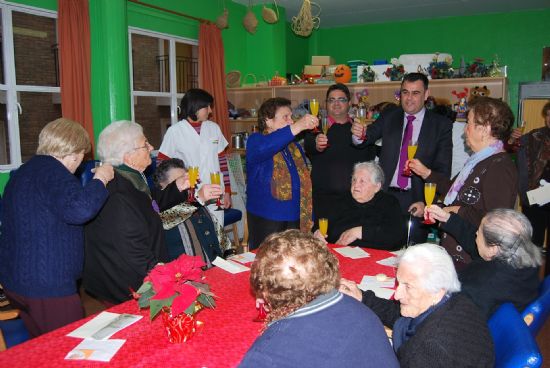 AUTORIDADES MUNICIPALES FELICITAN LA PASCUA NAVIDEÑA A LOS USUARIOS DEL SERVICIO DE ESTANCIAS DIURNAS DEL CENTRO DE ALZHEIMER Y DEL CENTRO MUNICIPAL DE PERSONAS MAYORES