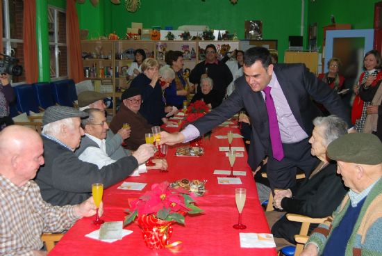 AUTORIDADES MUNICIPALES FELICITAN LA PASCUA NAVIDEÑA A LOS USUARIOS DEL SERVICIO DE ESTANCIAS DIURNAS DEL CENTRO DE ALZHEIMER Y DEL CENTRO MUNICIPAL DE PERSONAS MAYORES