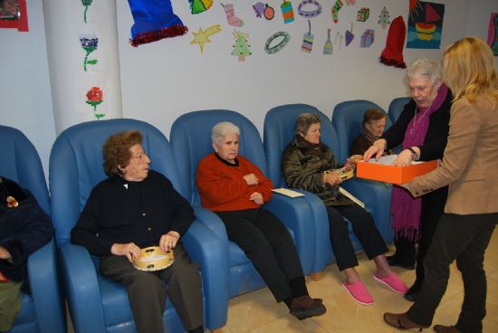 AUTORIDADES MUNICIPALES FELICITAN LA PASCUA NAVIDEÑA A LOS USUARIOS DEL SERVICIO DE ESTANCIAS DIURNAS DEL CENTRO DE ALZHEIMER Y DEL CENTRO MUNICIPAL DE PERSONAS MAYORES