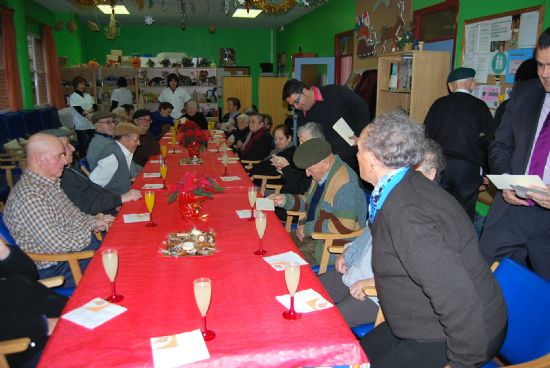 AUTORIDADES MUNICIPALES FELICITAN LA PASCUA NAVIDEÑA A LOS USUARIOS DEL SERVICIO DE ESTANCIAS DIURNAS DEL CENTRO DE ALZHEIMER Y DEL CENTRO MUNICIPAL DE PERSONAS MAYORES