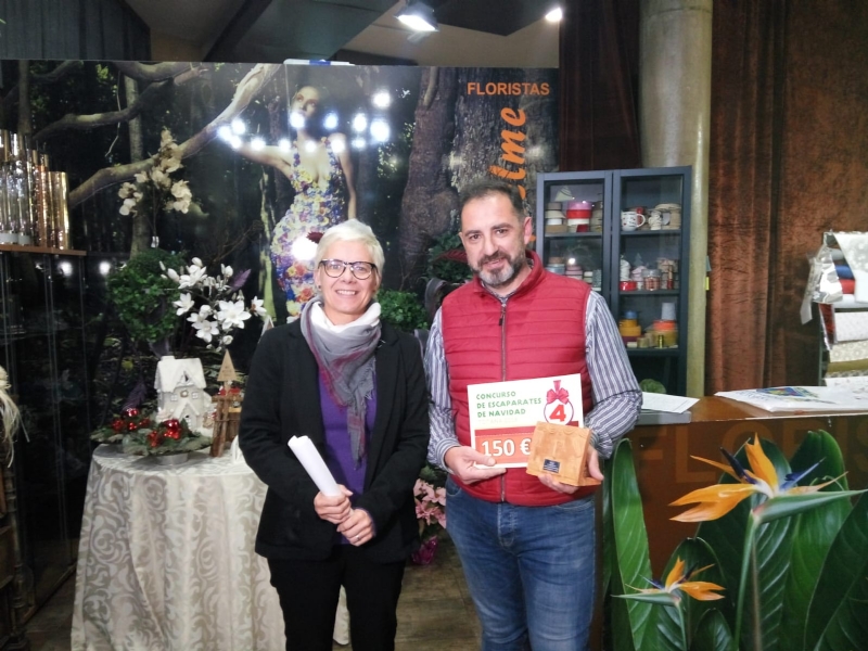 Un total de 16 comercios de Totana participan en el IV Concurso de Escaparates de Navidad, que este ao gana el establecimiento Riquelme Floristas
