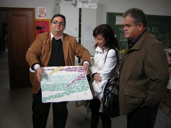 AUTORIDADES MUNICIPALES EN VISITAN EL CENTRO OCUPACIONAL JOS MOYA PARA COMPROBAR EL AVANZADO  ESTADO DE LAS OBRAS DE LOS NUEVOS VESTUARIOS ADAPTADOS Y EL ACONDICIONAMIENTO DE LA NAVE TALLER ACTUAL