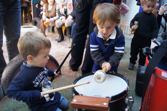 ALUMNOS DE LA ESCUELA MUNICIPAL INFANTIL "CLARA CAMPOAMOR" CELEBRAN UNA PROCESIÓN PARA DAR LA BIENVENIDA A LA SEMANA SANTA