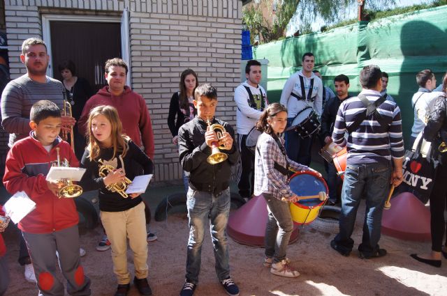 ALUMNOS DE LA ESCUELA MUNICIPAL INFANTIL "CLARA CAMPOAMOR" CELEBRAN UNA PROCESIÓN PARA DAR LA BIENVENIDA A LA SEMANA SANTA