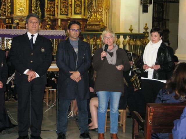 Autoridades municipales asisten al Concierto de Marchas Pasionarias que cada año organiza la Agrupación Musical de Totana en la iglesia parroquial de Santiago