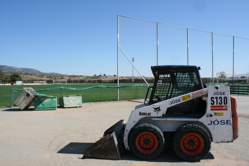El Lorca Ftbol Club, de Segunda Divisin A, acomete y financia los trabajos de resiembra del campo de csped natural del Polideportivo Municipal 6 de Diciembre