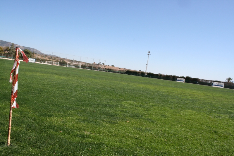 El Lorca Ftbol Club, de Segunda Divisin A, acomete y financia los trabajos de resiembra del campo de csped natural del Polideportivo Municipal 6 de Diciembre