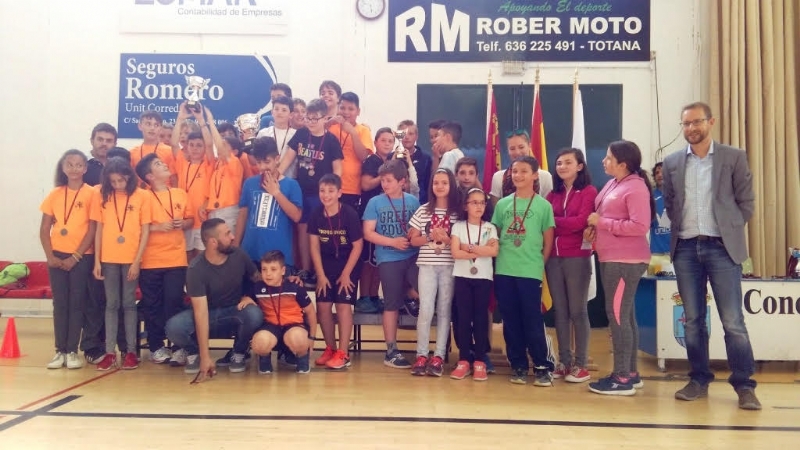La Concejala de Deportes pone fin a la Fase Local de Balonmano Alevn de Deporte Escolar, donde los colegios Santa Eulalia y La Cruz quedan campeones en las modalidades mixta y femenina