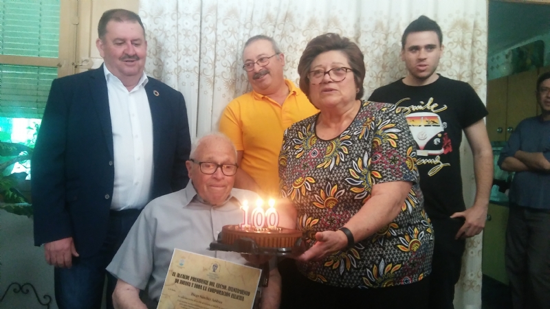 Vdeo. El alcalde de Totana felicita al vecino Diego Snchez Andreo con motivo de su centenario cumpleaos 