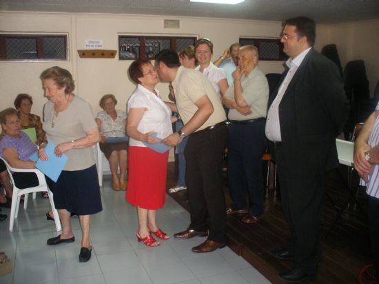 AUTORIDADES MUNICIPALES CLAUSURAN EL PROGRAMA DE ACTIVIDADES PARA PERSONAS MAYORES Y ENTREGAN LOS DIPLOMAS A LOS MS DE 60 PARTICIPANTES DE CUATRO TALLERES DE INFORMTICA, BAILE, CANTO Y MANUALIDADES