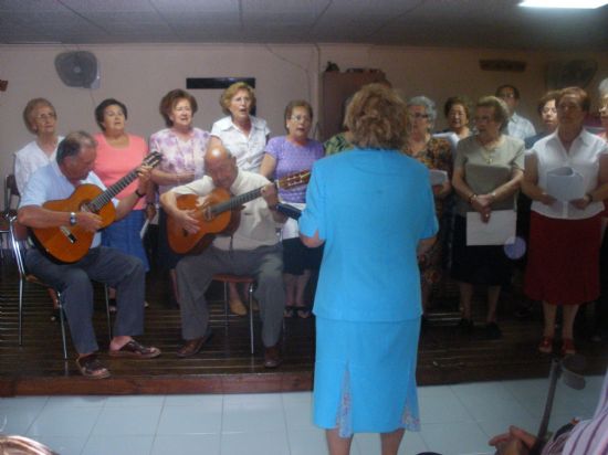 AUTORIDADES MUNICIPALES CLAUSURAN EL PROGRAMA DE ACTIVIDADES PARA PERSONAS MAYORES Y ENTREGAN LOS DIPLOMAS A LOS MS DE 60 PARTICIPANTES DE CUATRO TALLERES DE INFORMTICA, BAILE, CANTO Y MANUALIDADES