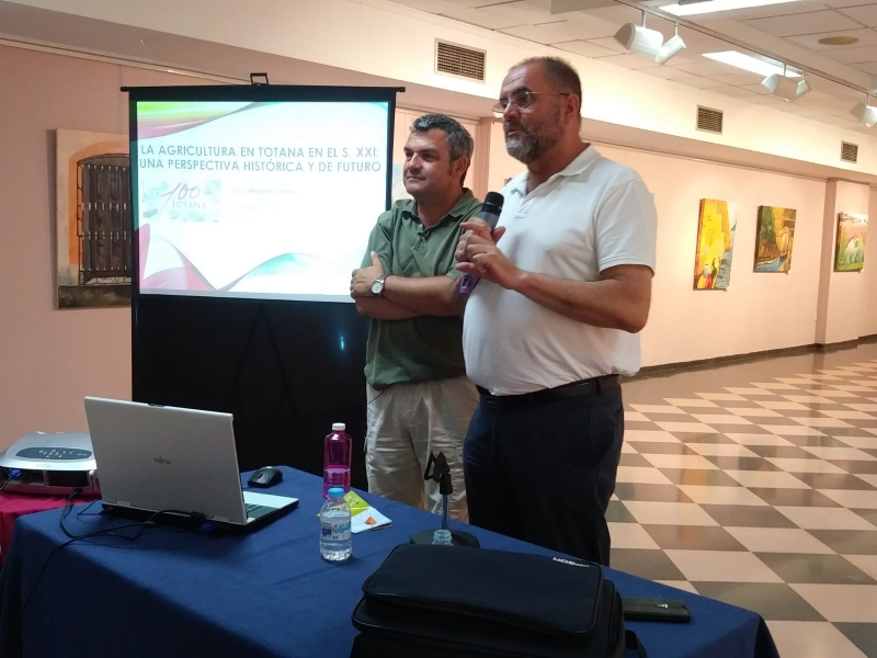 El investigador agrnomo totanero, Pedro Martnez Gmez, imparte la conferencia La agricultura en Totana, una perspectiva histrica y de futuro, dentro de los actos del Centenario de la Ciudad