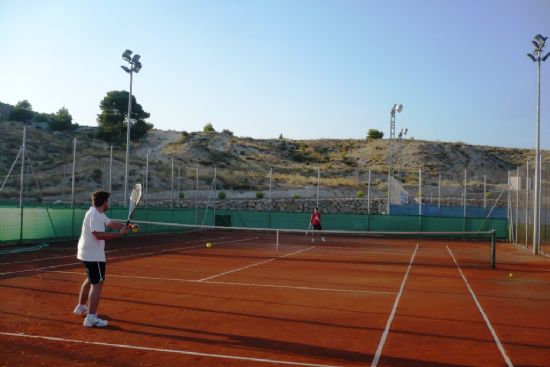 LA CONCEJALÍA DE DEPORTES PONE A DISPOSICIÓN DEL CLUB DE TENIS DE TOTANA LAS INSTALACIONES DEPORTIVAS MUNICIPALES DE LA CIUDAD DEPORTIVA "SIERRA ESPUÑA" Y EL POLIDEPORTIVO MUNI CIPAL "6 DE DICIEMBRE"