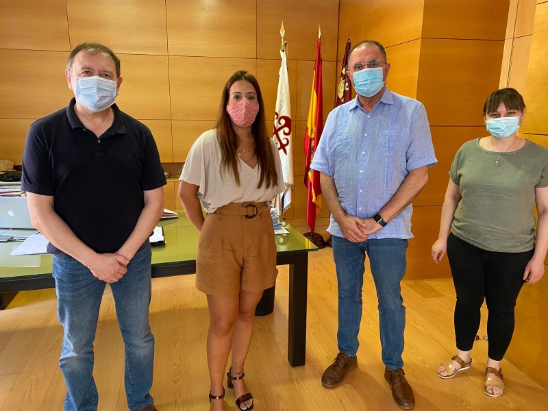 El alcalde recibe a la doctora totanera, Sandra Gonzlez Montiel, quien colabora en un proyecto que emplea la radioterapia para tratar a pacientes con neumona por COVID-19