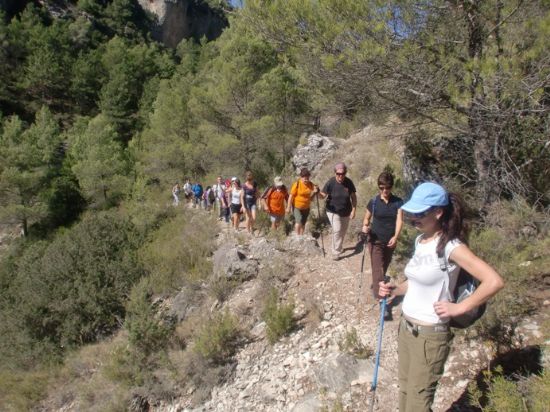 MÁS DE UNA QUINCENA DE SENDERISTAS PARTICIPARON EN LA PRIMERA RUTA DEL PROGRAMA DEPORTIVO ORGANIZADO POR LA CONCEJALÍA QUE SE DESARROLLÓ EN MORATALLA