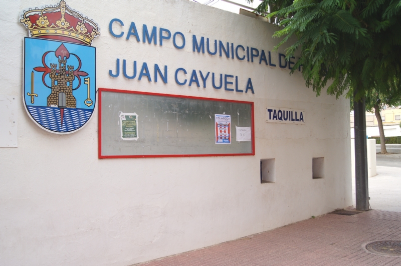 Acuerdan iniciar el contrato para realizar la resiembra del césped natural del estadio municipal “Juan Cayuela”