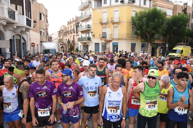 Más de 200 atletas se dan cita en la XXVII Carrera Subida a La Santa, que tuvo lugar entre la plaza de la Constitución y el paraje, organizada por la Concejalía de Deportes