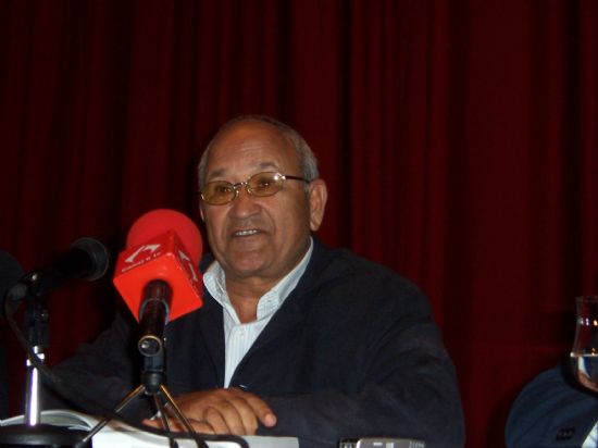 LA PRESENTACIN DEL LIBRO LA HUERTA (TOTANA). AROMAS HISTRICOS DE JESS GONZLEZ, ANTE LA PRESENCIA DE AUTORIDADES LOCALES, ACOGE A MS DE 200 PERSONAS EN EL CENTRO SOCOCULTURAL LA CRCEL 