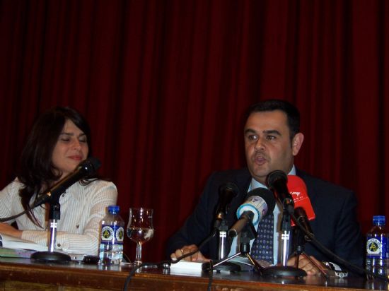 LA PRESENTACIN DEL LIBRO LA HUERTA (TOTANA). AROMAS HISTRICOS DE JESS GONZLEZ, ANTE LA PRESENCIA DE AUTORIDADES LOCALES, ACOGE A MS DE 200 PERSONAS EN EL CENTRO SOCOCULTURAL LA CRCEL 