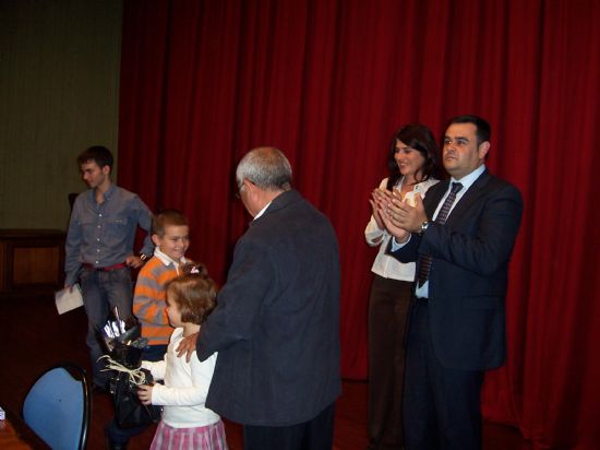 LA PRESENTACIN DEL LIBRO LA HUERTA (TOTANA). AROMAS HISTRICOS DE JESS GONZLEZ, ANTE LA PRESENCIA DE AUTORIDADES LOCALES, ACOGE A MS DE 200 PERSONAS EN EL CENTRO SOCOCULTURAL LA CRCEL 