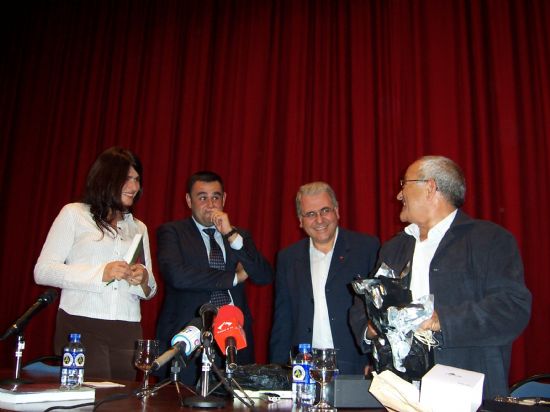 LA PRESENTACIN DEL LIBRO LA HUERTA (TOTANA). AROMAS HISTRICOS DE JESS GONZLEZ, ANTE LA PRESENCIA DE AUTORIDADES LOCALES, ACOGE A MS DE 200 PERSONAS EN EL CENTRO SOCOCULTURAL LA CRCEL 