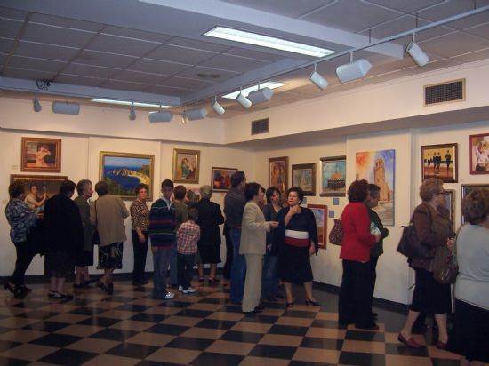 LA ASOCIACIN DE AMAS DE CASA DE LAS TRES AVEMARAS INAUGURA LA EXPOSICIN DE PINTURA YO, NI MEDIA PALABRA. Y T?  ANTE UN NUMEROSO PBLICO EN LA SALA MUNICIPAL DE EXPOSICIONES GREGORIO CEBRIN