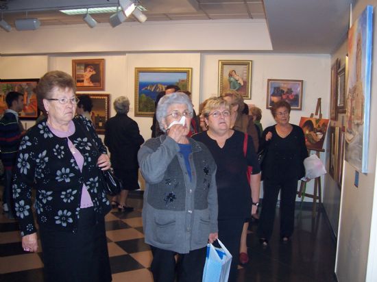 LA ASOCIACIN DE AMAS DE CASA DE LAS TRES AVEMARAS INAUGURA LA EXPOSICIN DE PINTURA YO, NI MEDIA PALABRA. Y T?  ANTE UN NUMEROSO PBLICO EN LA SALA MUNICIPAL DE EXPOSICIONES GREGORIO CEBRIN
