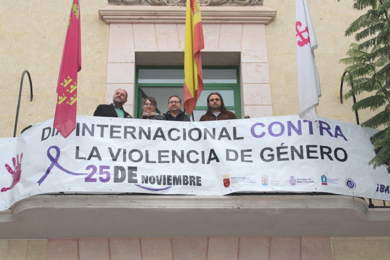 Vdeo. Colocan la pancarta conmemorativa por el Da Internacional contra la Violencia de Gnero en la fachada principal del Ayuntamiento