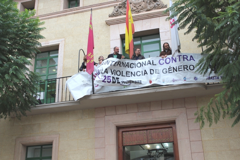 Vdeo. Colocan la pancarta conmemorativa por el Da Internacional contra la Violencia de Gnero en la fachada principal del Ayuntamiento