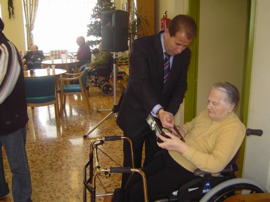 EL ALCALDE Y EL CONCEJAL DE SERVICIOS AL CIUDADANO HACEN ENTREGAN REGALOS A ANCIANOS A DOMICILIO Y ENFERMOS RESIDENCIA