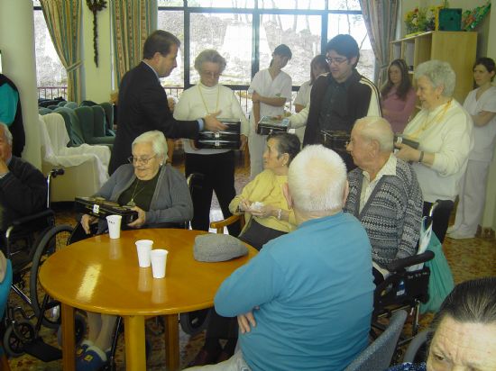 EL ALCALDE Y EL CONCEJAL DE SERVICIOS AL CIUDADANO HACEN ENTREGAN REGALOS A ANCIANOS A DOMICILIO Y ENFERMOS RESIDENCIA